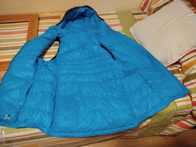 Chaleco plumas negro-azul c/capucha