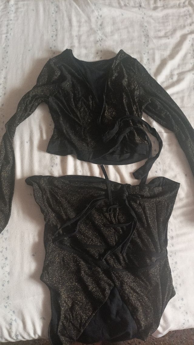 Top y falda negros con purpurina dorada