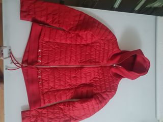 Chaqueta roja acolchada con capucha