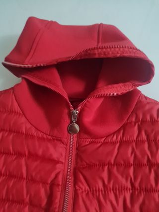 Chaqueta roja acolchada con capucha