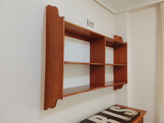 Estantería de madera marrón