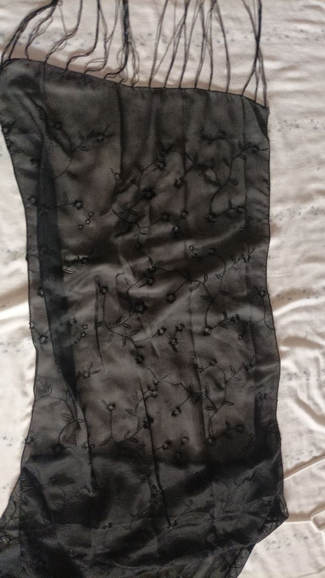 Bufanda negra bordada