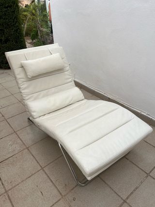 Diván blanco de piel y metal