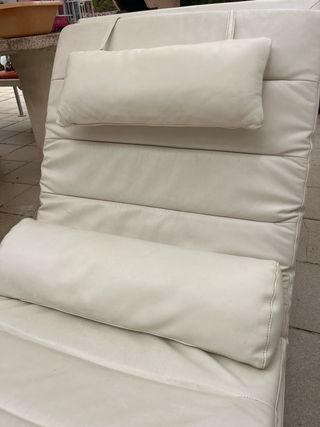 Diván blanco de piel y metal