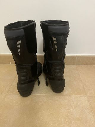 Traje moto Negro-Plata.Botas y Pantalon y chaqueta