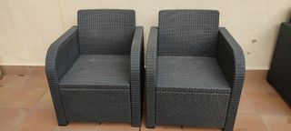 2 Sillones negros + sofá de 2 plazas + mesita.