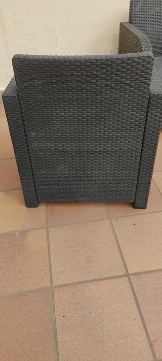 2 Sillones negros + sofá de 2 plazas + mesita.