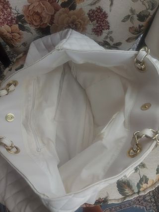 Bolso blanco acolchado con cadena
