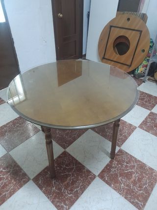 Mesa redonda antigua de madera con sobre de crista