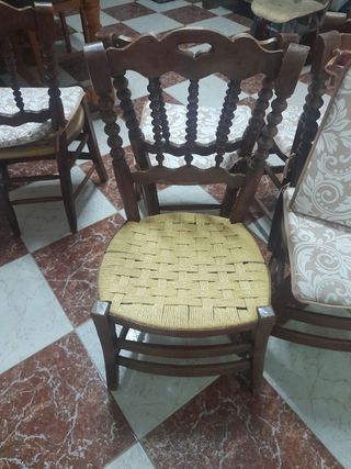 Mesa redonda antigua de madera con sobre de crista
