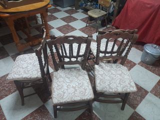 Mesa redonda antigua de madera con sobre de crista
