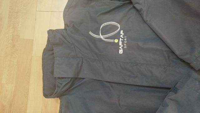 Abrigo pádel azul marino.