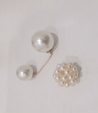 Lote prendedor perlas y colgante sin cadena.