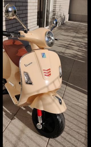 Moto Vespa eléctrica infantil tengo la caja tambie