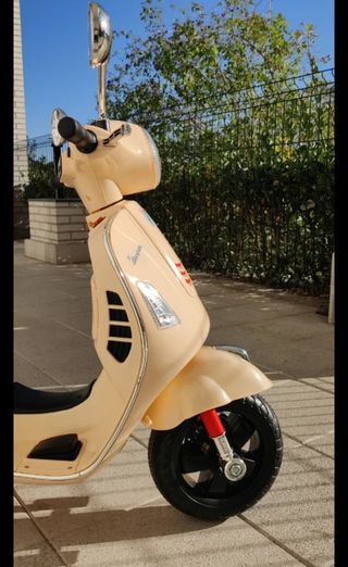 Moto Vespa eléctrica infantil tengo la caja tambie