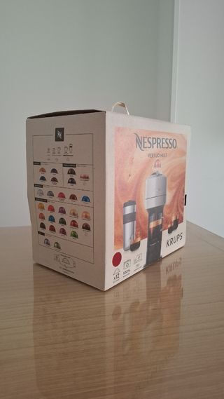 Cafetera Nespresso Vertuo Next Roja