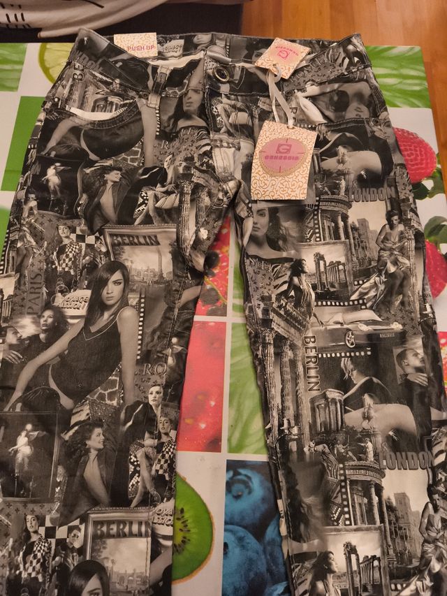 Pantalones push up grises y negros