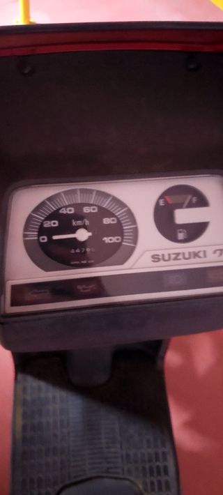 Moto Suzuki Lido roja