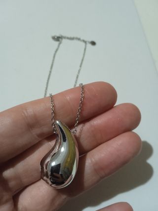 Collana colore argento con goccia in acciaio donna