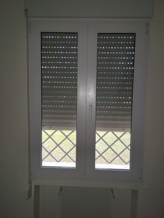 Compacto Ventana PVC blanca con mosquitera