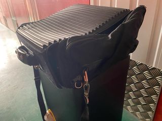 Maletín rígido negro con correa