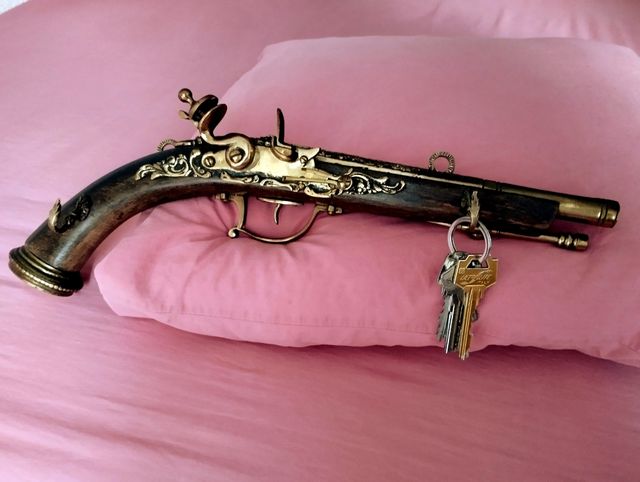 Pistola decorativa antigua colgador de llaves