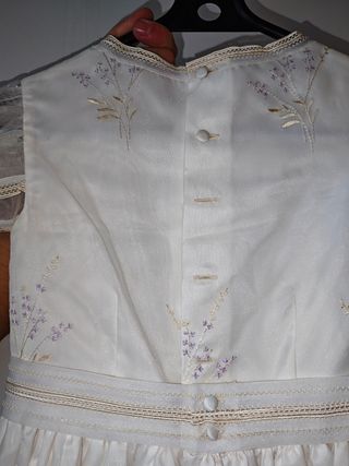 Vestido comunión niña blanco roto.
