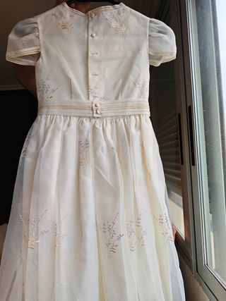 Vestido comunión niña blanco roto.

