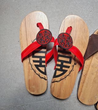 Chanclas madera rojas y marrones