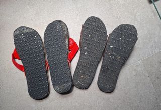 Chanclas madera rojas y marrones