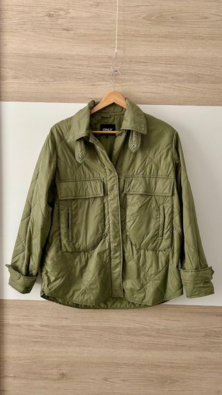 Chaqueta ONLY verde oliva acolchada