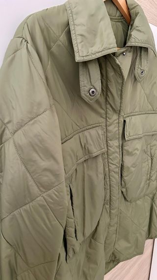 Chaqueta ONLY verde oliva acolchada