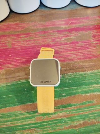 Reloj LED espejo - Amarillo