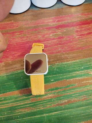 Reloj LED espejo - Amarillo
