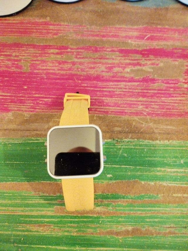 Reloj LED espejo - Amarillo
