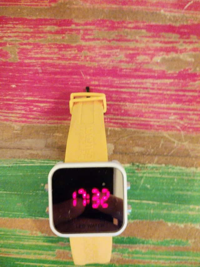 Reloj LED espejo - Amarillo