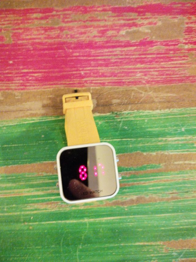 Reloj LED espejo - Amarillo