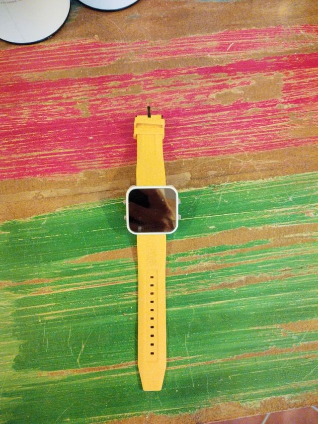 Reloj LED espejo - Amarillo