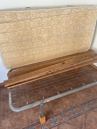 Cama turca con colchón beige