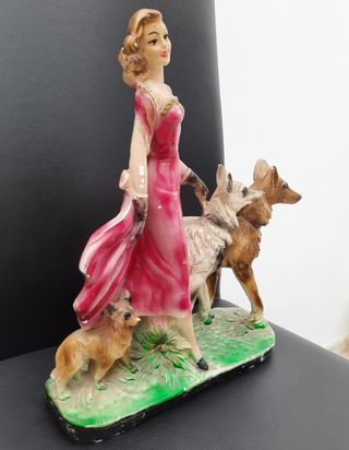 Figura decorativa: Mujer con perros