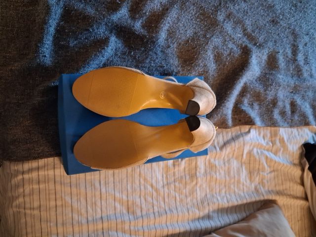 Sandali beige con zip