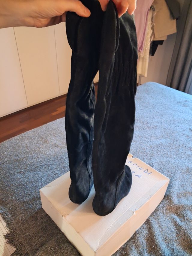 Stivali neri alti in suede