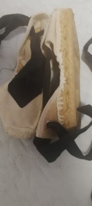 Espardeñas beige y negras talla 22/23