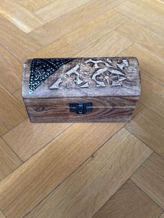 2 cassapanche in legno intagliato