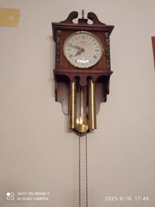 Reloj péndulo pared antiguo