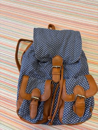 Mochila azul con lunares pequeños blancos