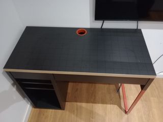 Escritorio negro modelo Micke de Ikea