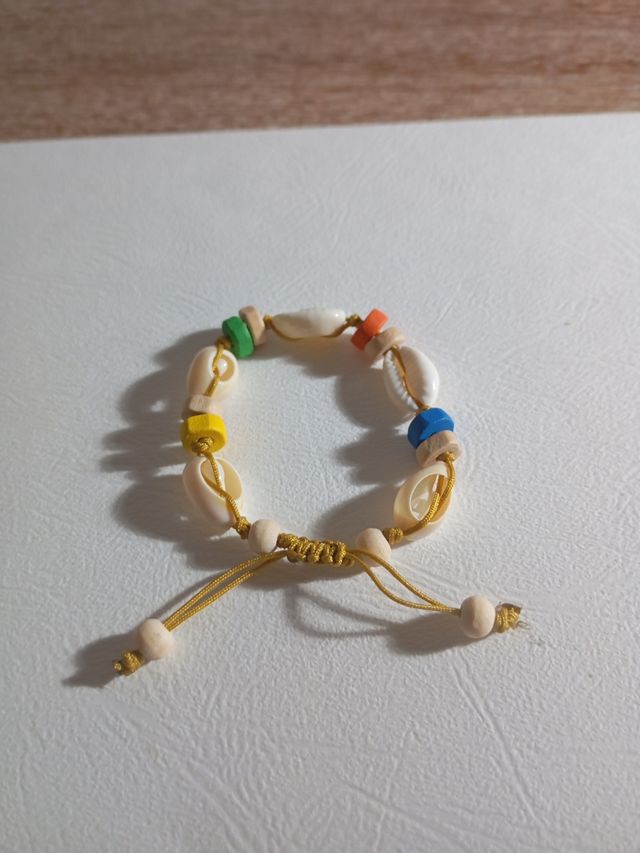 Pulsera conchas y madera multicolor