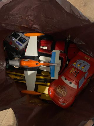 Coches y avión de juguete