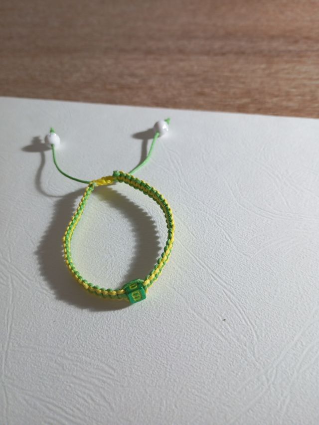Pulsera tejida verde-amarilla